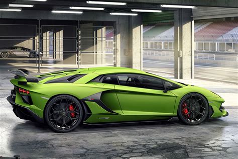 How fast does a Lamborghini go from 0 to 60?