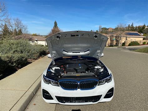 How many miles per gallon does a BMW 330e get without charging?