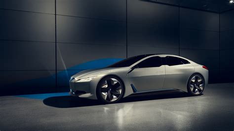 Why is the BMW i4 not eligible for tax credit?