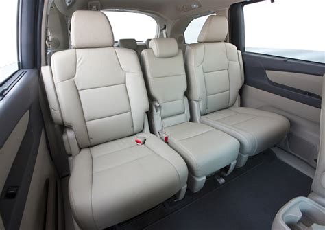 Does Honda Odyssey Middle Seat Fold Down?