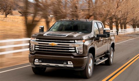 How many MPG does a 2023 Silverado 4X4 get?