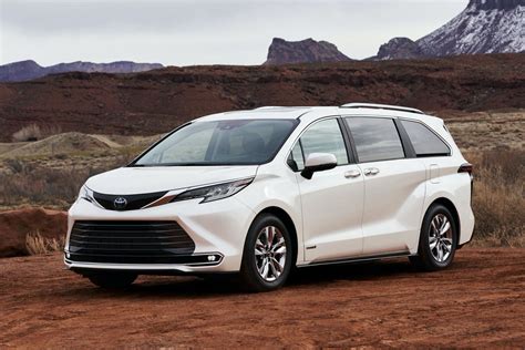 Which Toyota Sienna has AWD and hybrid?